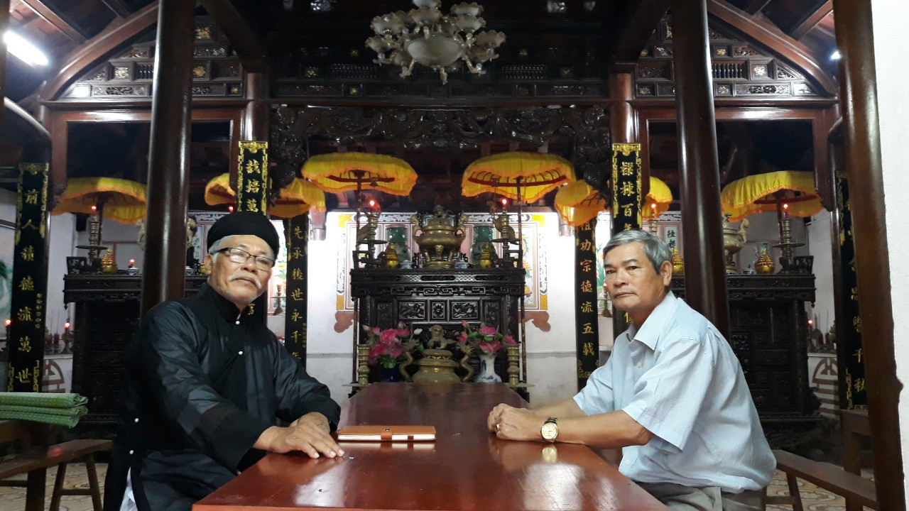 Ông Lê Bá Phục (bên trái) và ông Lê Bá Minh (bên phải) đang trao đổi về công tác khuyến học, khuyến tài tại nhà thờ họ Lê Bá - Ảnh: L.H